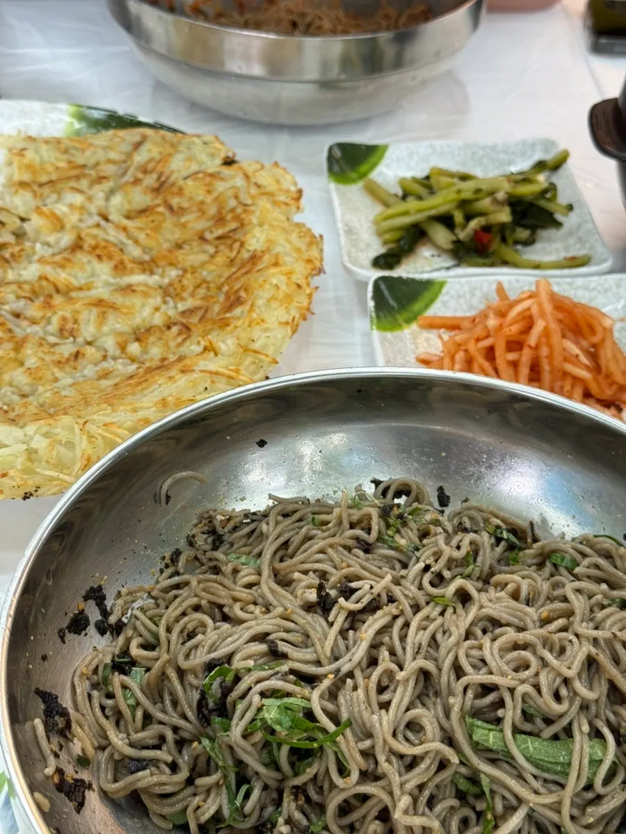 막국수와 감자전을 곁들인 한 끼