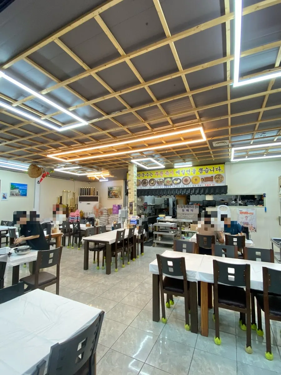 Inside Sokcho Topgol Makguksu