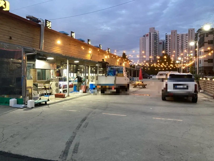 Parking area in front of the restaurant