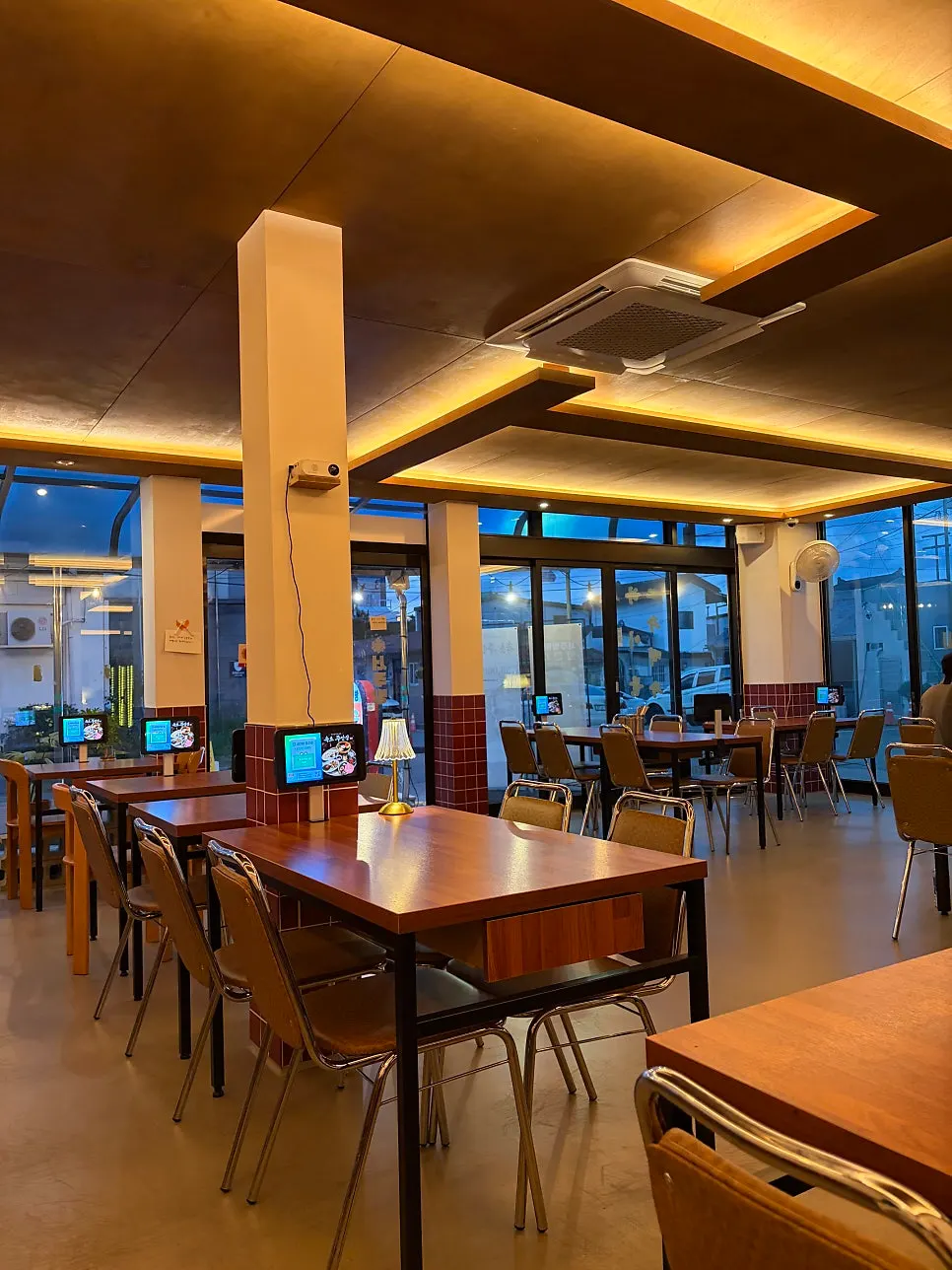 Seo Jubang interior with comfortably spaced tables