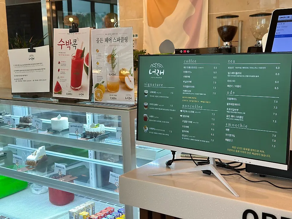 카페너래 좌석과 창가 사진