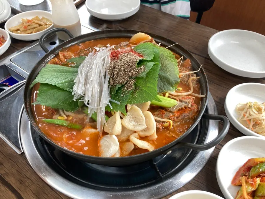 감자탕과 함께 나온 밑반찬 사진