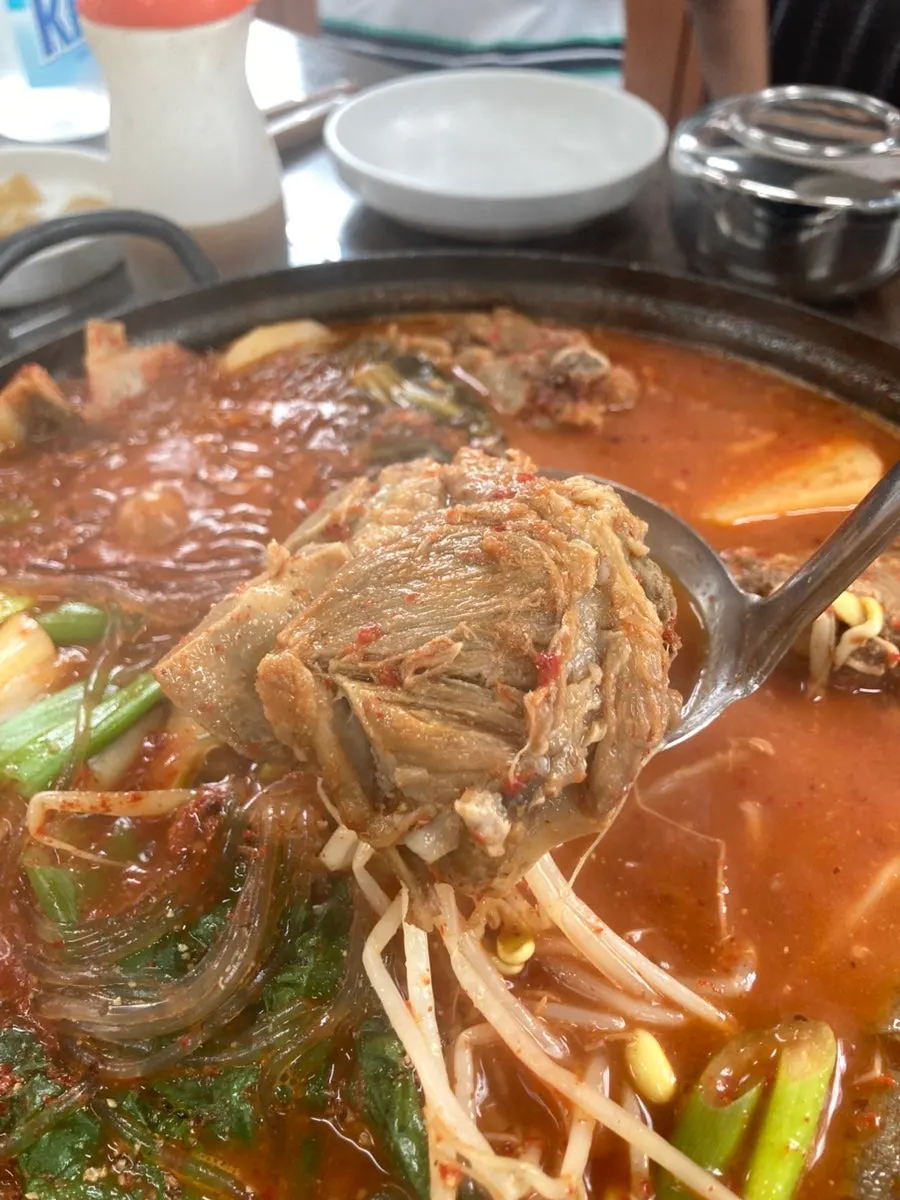 고기와 감자가 푸짐한 감자탕 사진