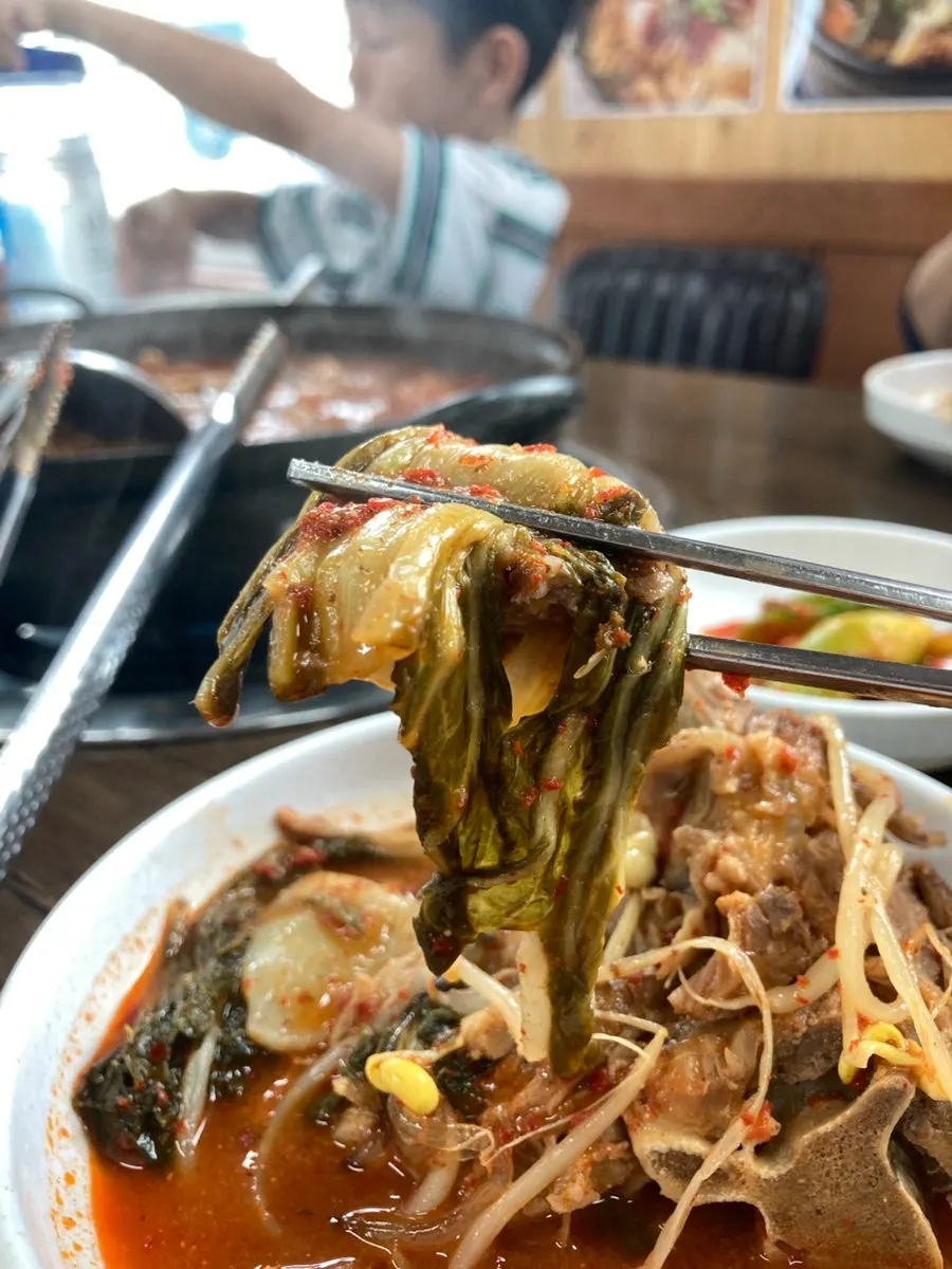 채소가 들어간 감자탕 사진
