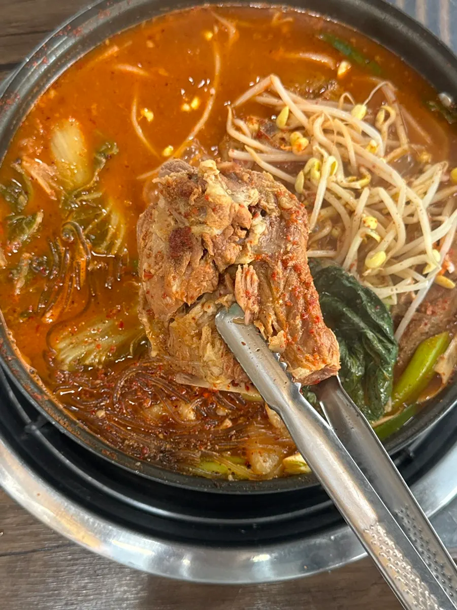 Gamjatang with ugeoji and bean sprouts