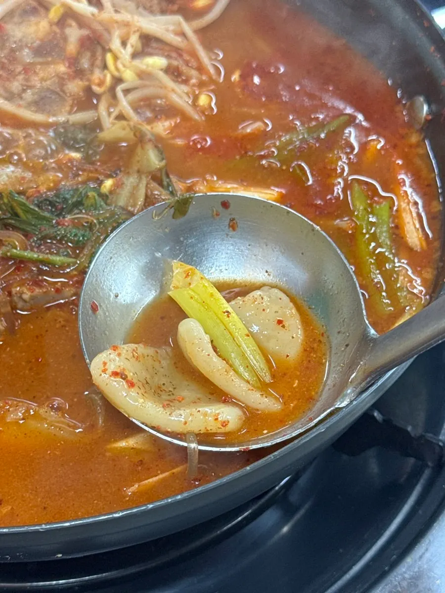 Perilla seed sauce and sujebi with gamjatang