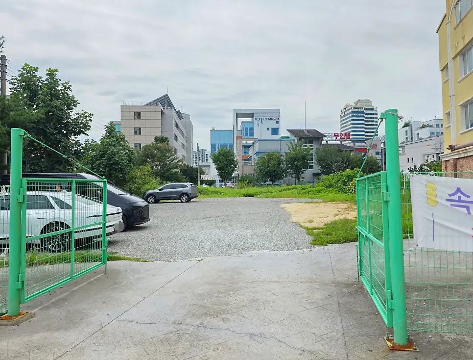 Sokcho Geu Badaro's own parking lot beside the building