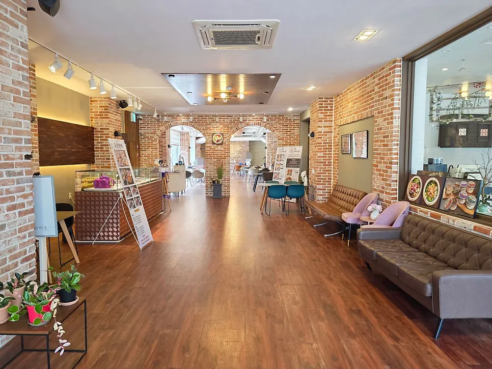 Clean interior of Sokcho Geu Badaro