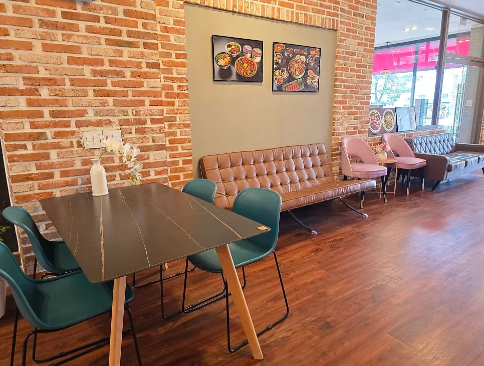 Entrance and waiting sofa at Sokcho Geu Badaro