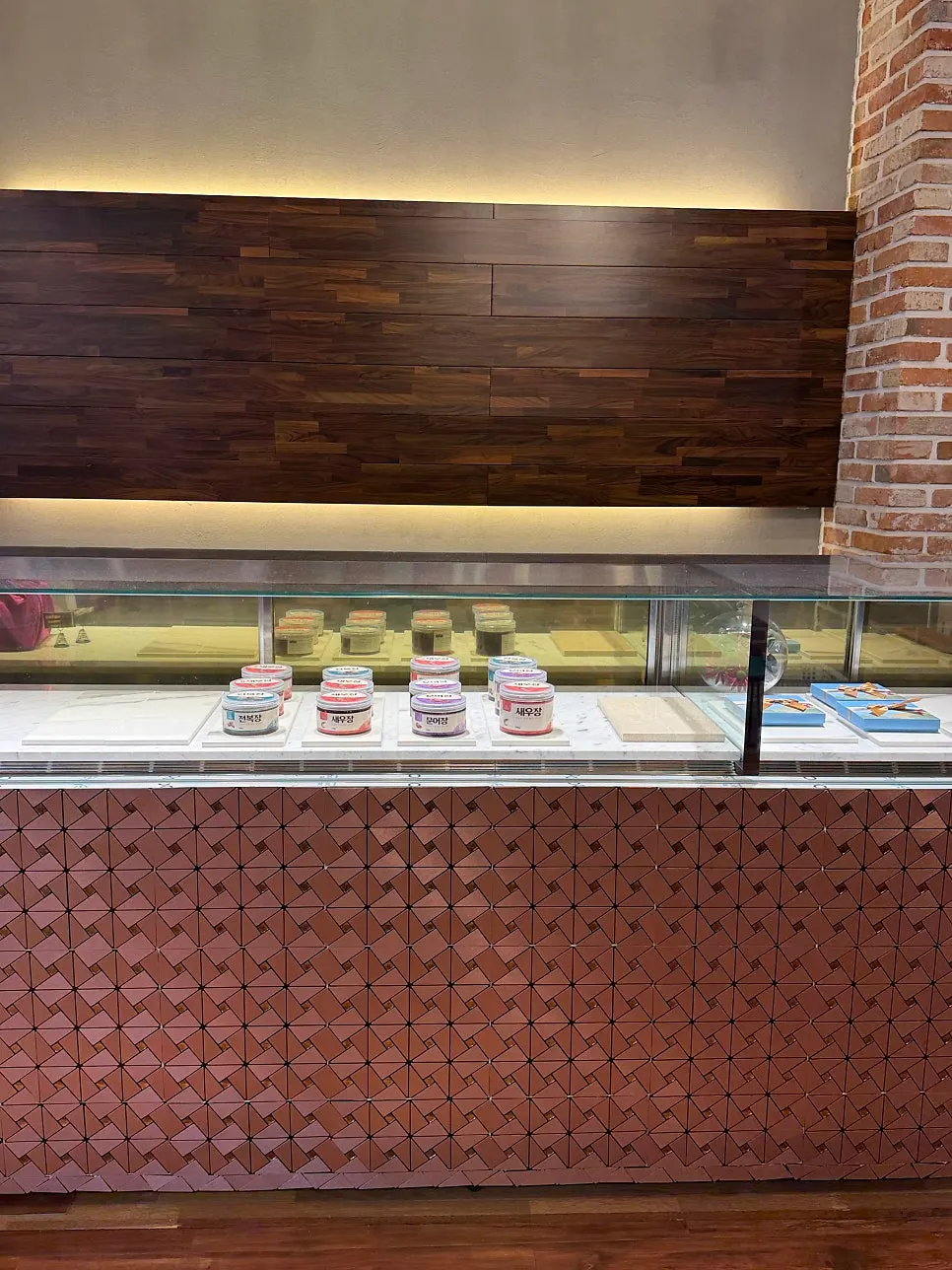 Table seating area at Sokcho Geu Badaro