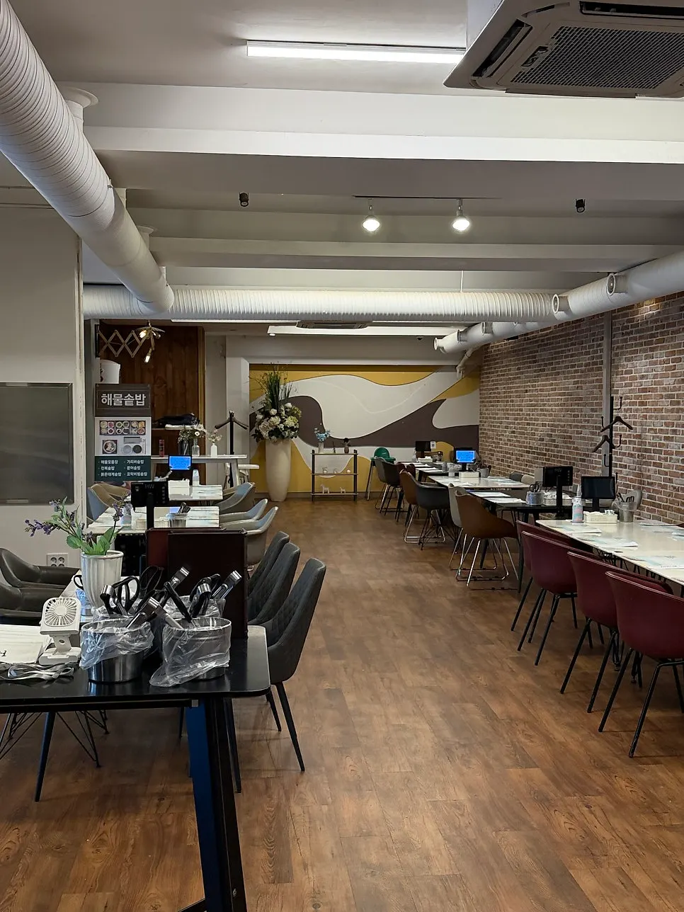 Wide interior space of Sokcho Geu Badaro