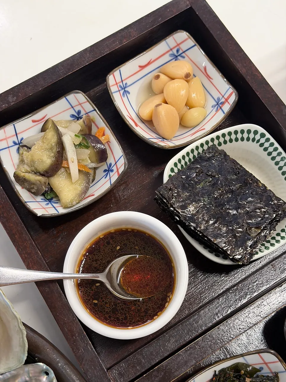 テーブルを埋め尽くす12種類のおかずの膳
