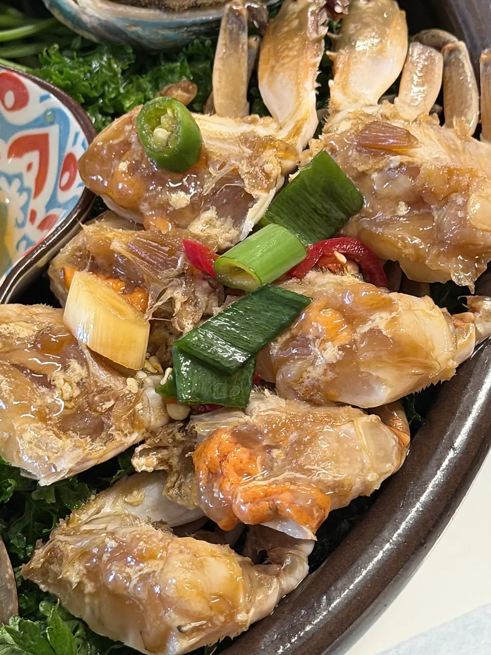 ご飯と一緒に食べるワタリガニ醤