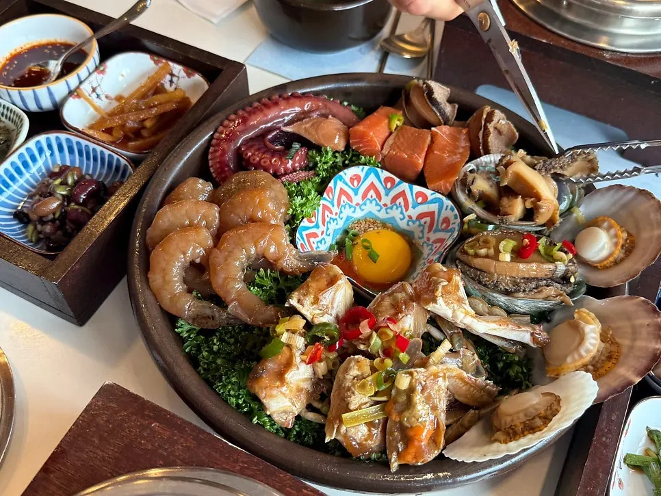 Seafood set meal with roasted seaweed and pot rice