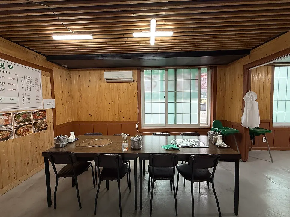 Dining hall at Gwandongjip with spacious table layout