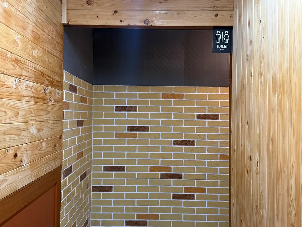 Entrance to the indoor restroom at Gwandongjip