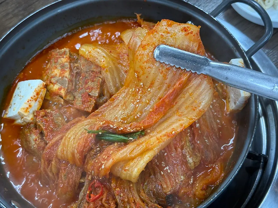 Mukeunji-ppyeojjim simmering in the pot