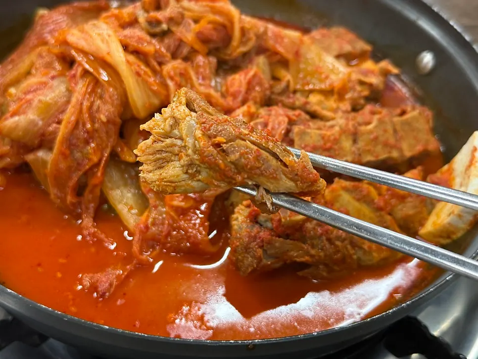 Meat and aged kimchi piled on rice