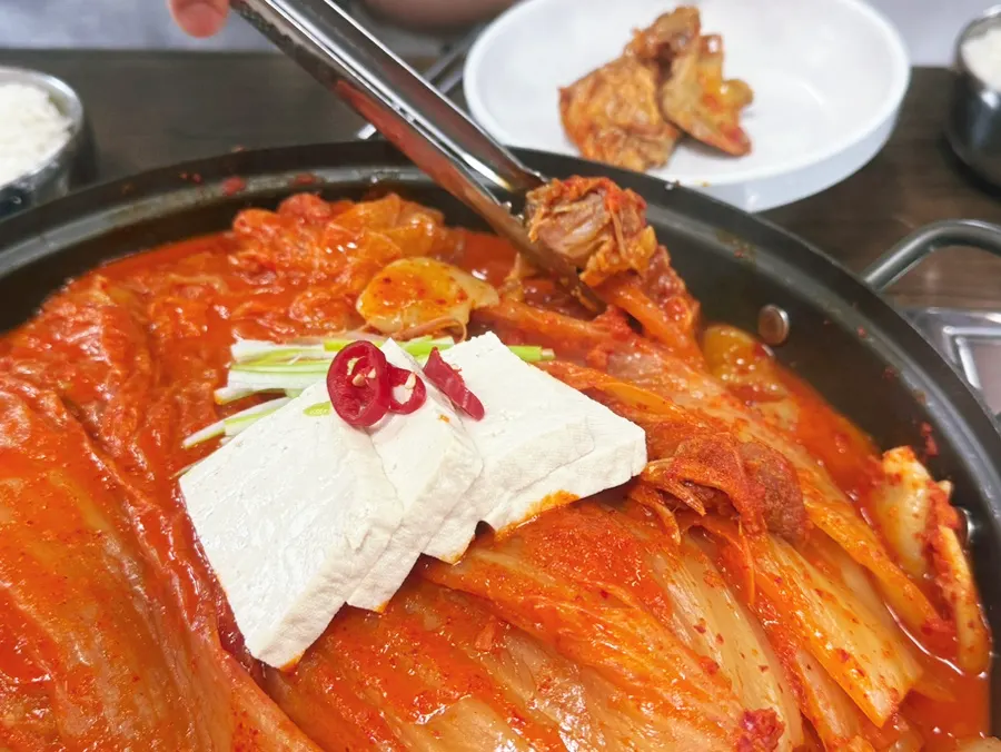 Basic side dishes with aged kimchi braised pork bones