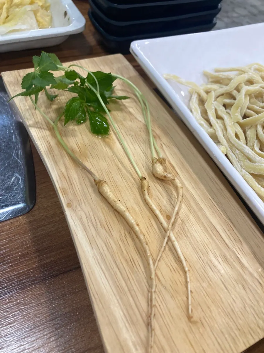 칼국수 장국물과 밑반찬 세팅