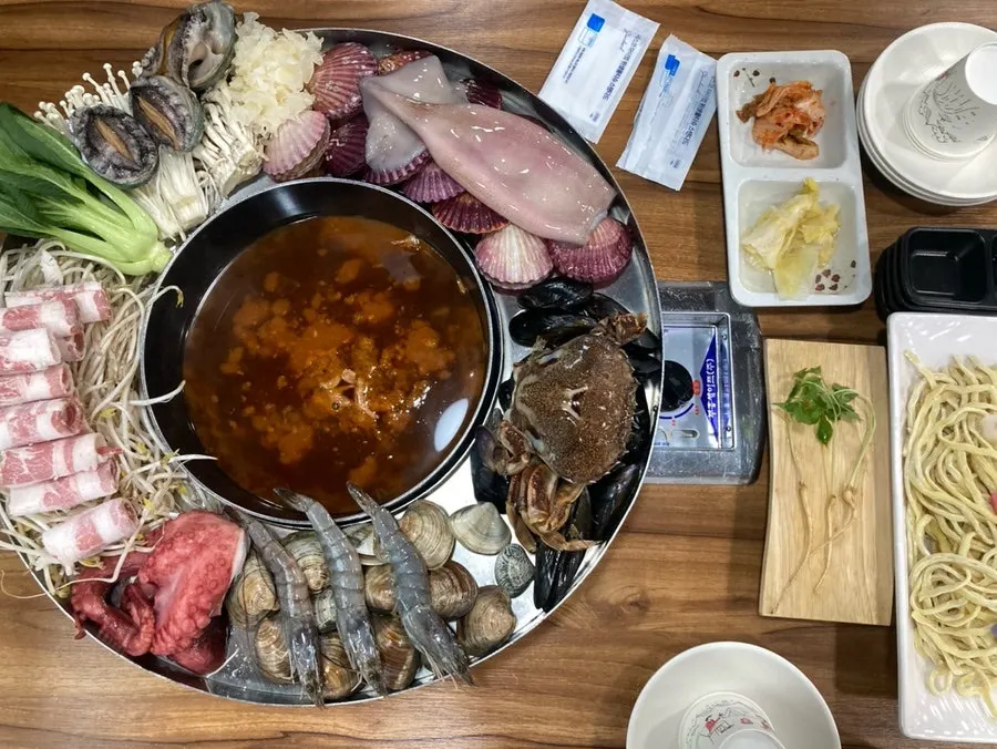 야채와 해산물, 고기가 올라간 해물쟁반