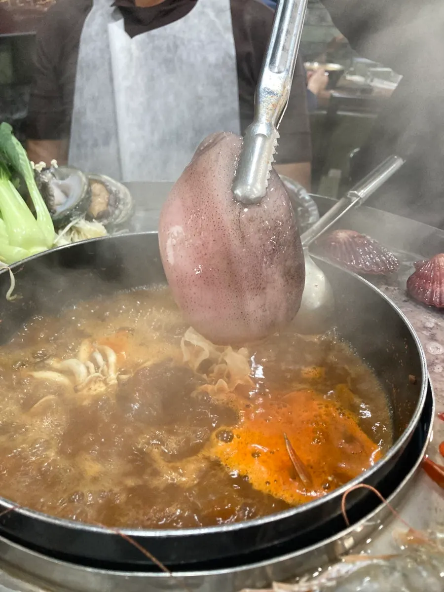 육수에 조개를 넣고 끓이는 모습