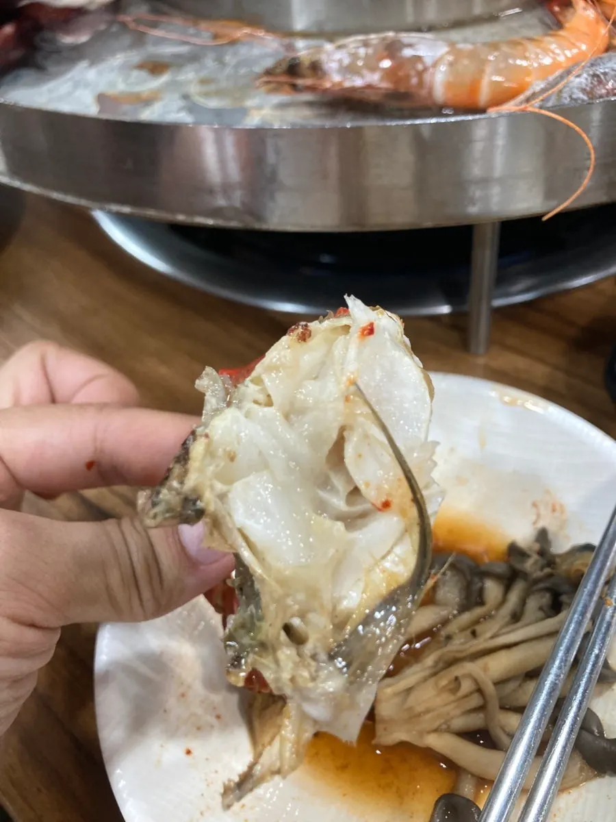 냄비에 들어간 전복 3마리