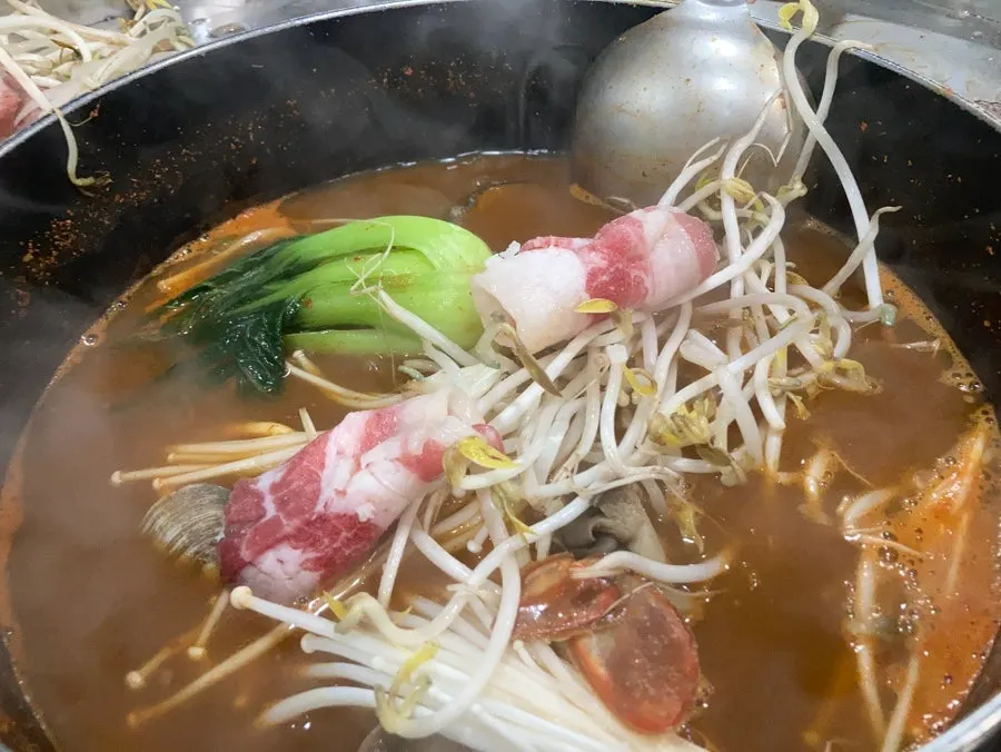 끓고 있는 해물 샤브 냄비