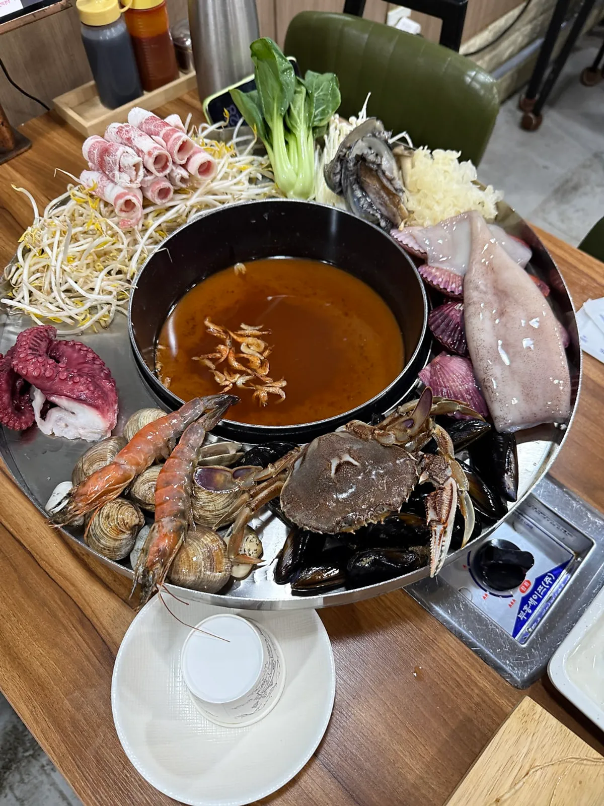 쟁반 가득 담긴 스페셜 해물꽃쟁반 샤브 장칼국수