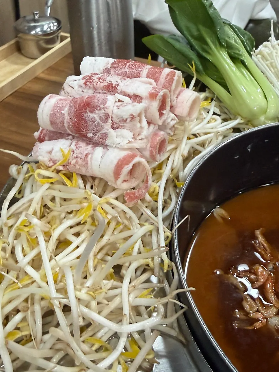 전복과 조개, 새우가 둘러진 해물꽃쟁반 클로즈업