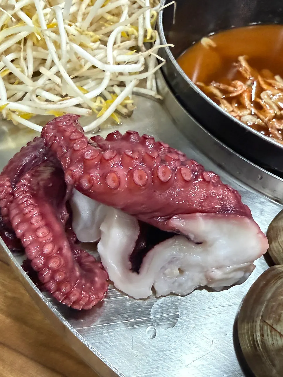 해산물과 함께 놓인 소고기와 채소