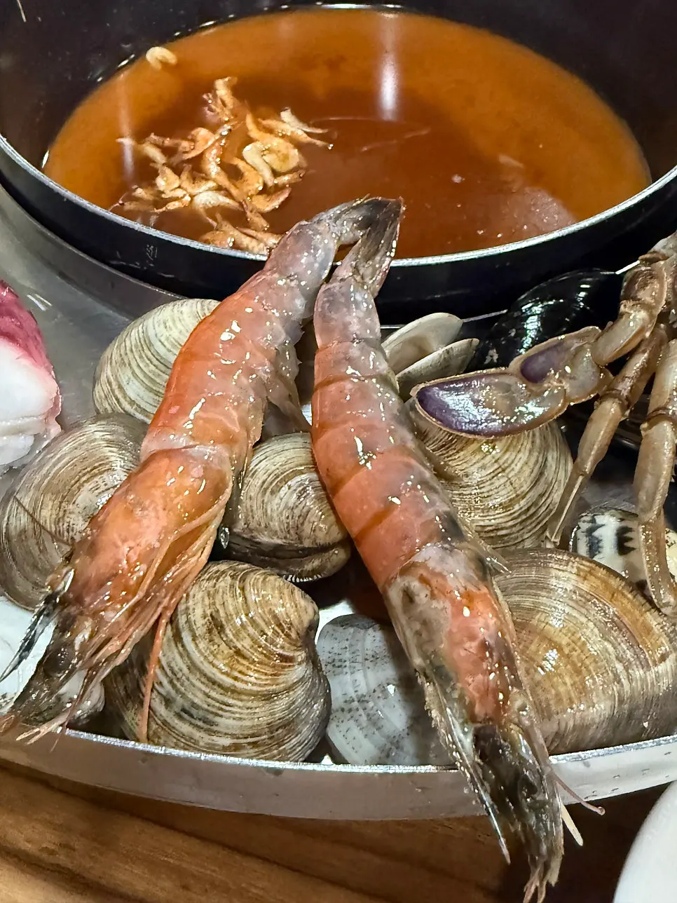 빨간 장칼국수 육수가 담긴 가운데 냄비
