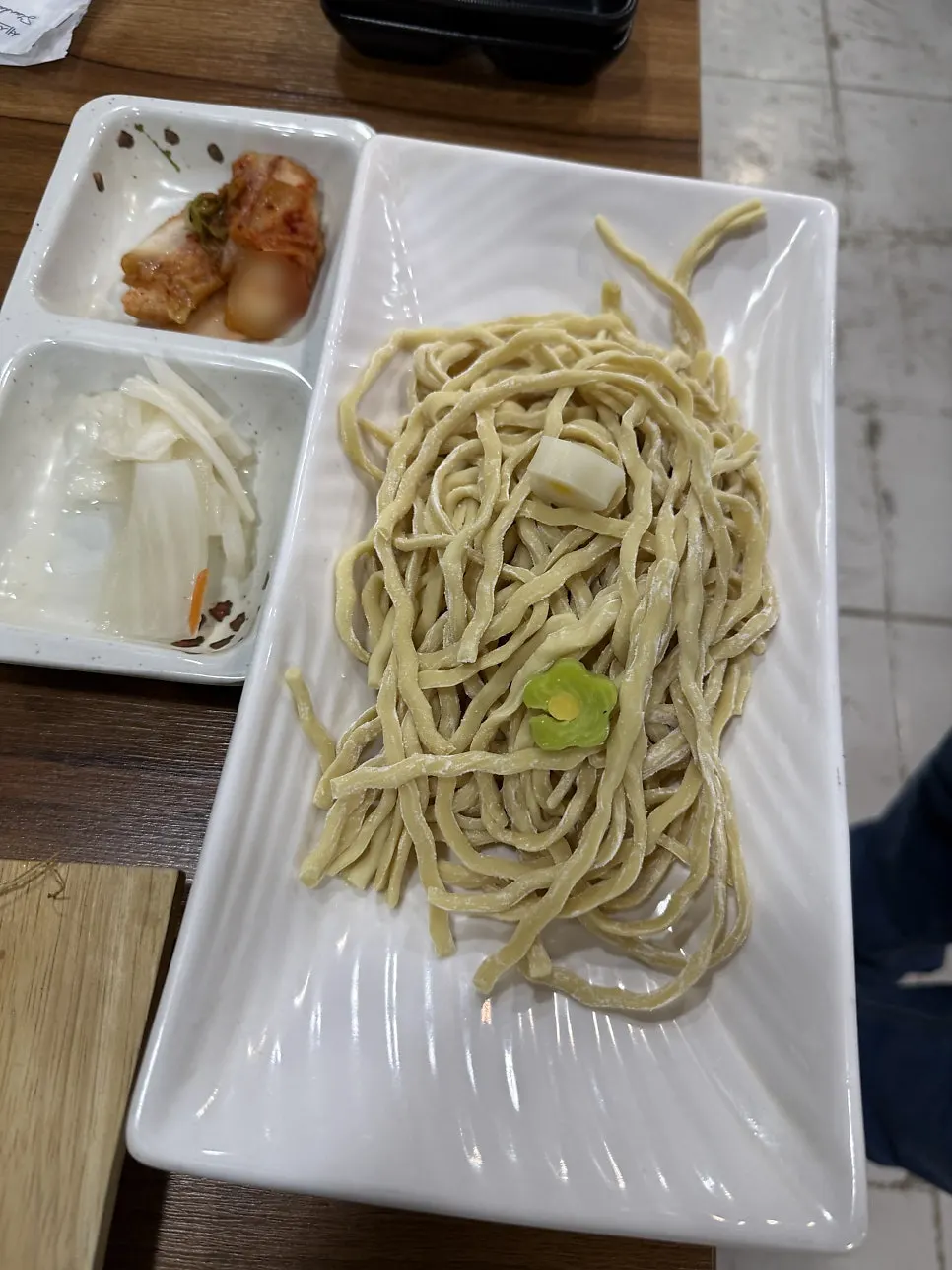 도톰한 손칼국수 면
