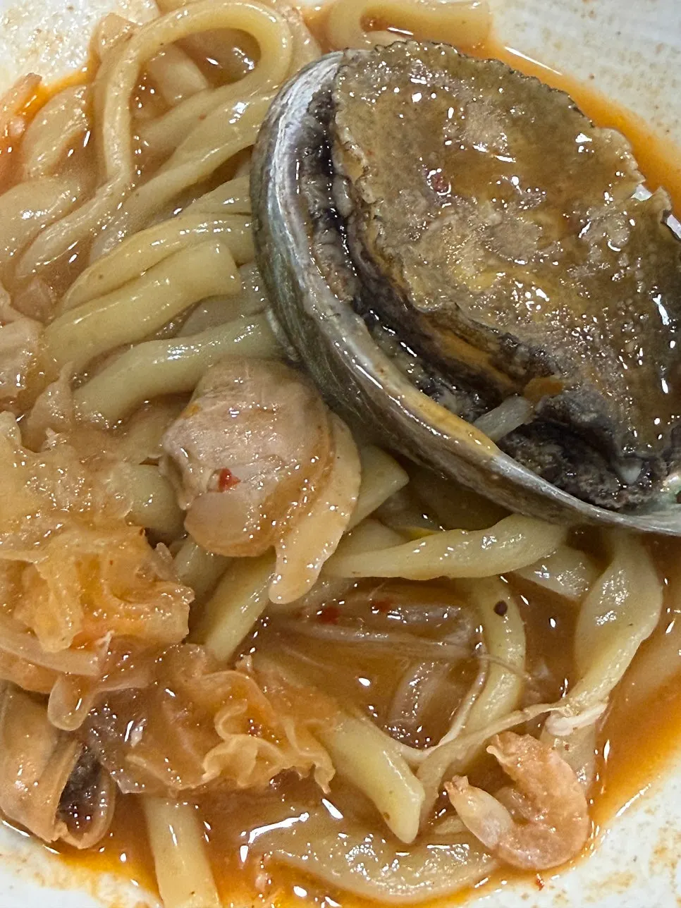 진한 국물이 감긴 장칼국수 한 그릇