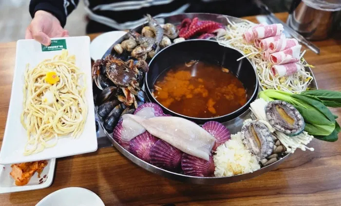 Photo related to choosing jangkalguksu for lunch on a Sokcho trip
