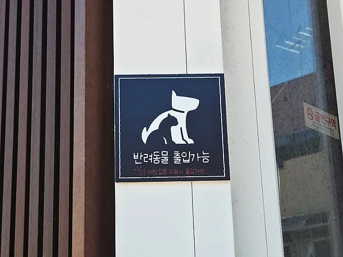 A dedicated dog cage set up at the dog-friendly restaurant