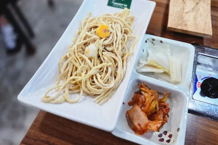 Basic side dishes: geotjeori kimchi and baek kimchi