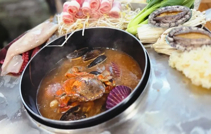Wrapping up the meal at Sokcho Haemul Kkot Jangkalguksu