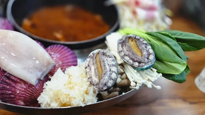 The full-course spread of seafood shabu and jangkalguksu