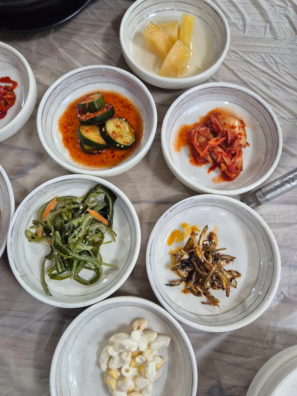 순두부와 함께 나온 밥과 반찬 상차림