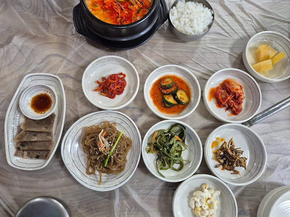 잡채와 메밀전 등 진솔할머니순두부 밑반찬