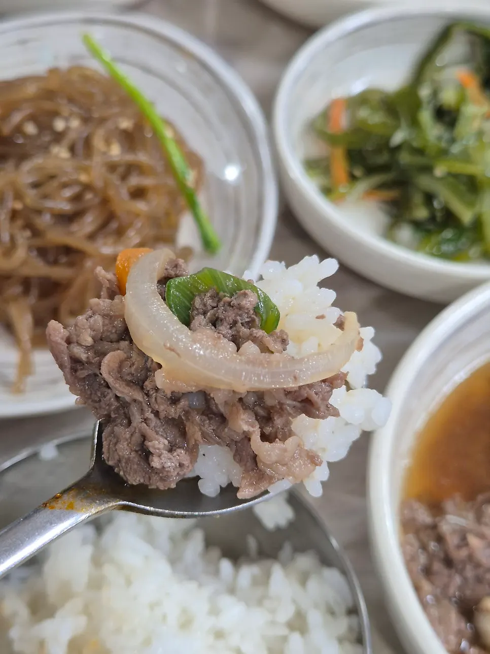 테이블에서 끓여 먹는 불고기백반