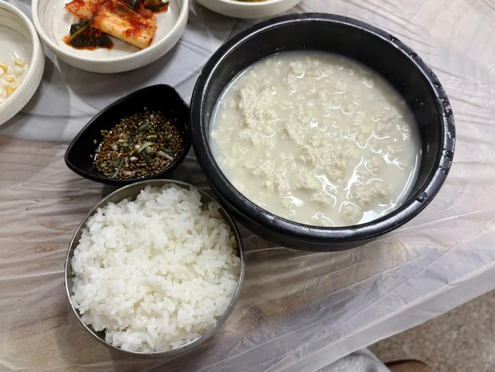 반찬과 함께 차려진 순두부 한 상