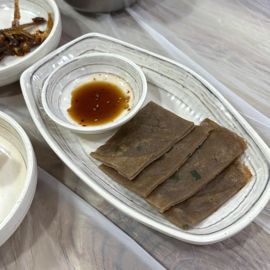 직접 만든 기본 반찬이 깔린 상차림