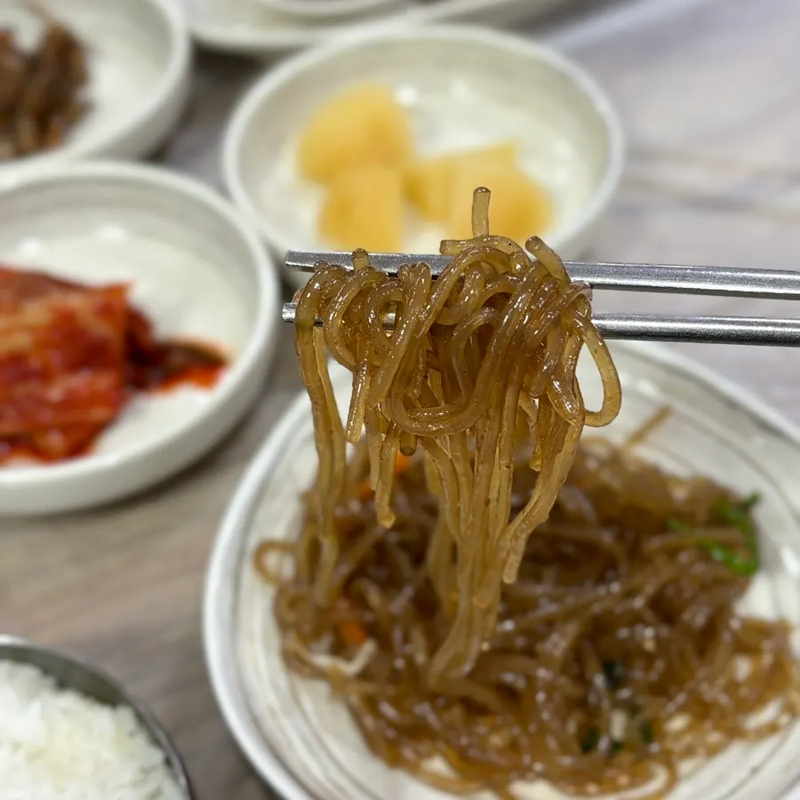 잡채와 오이무침 등 다양한 기본 반찬