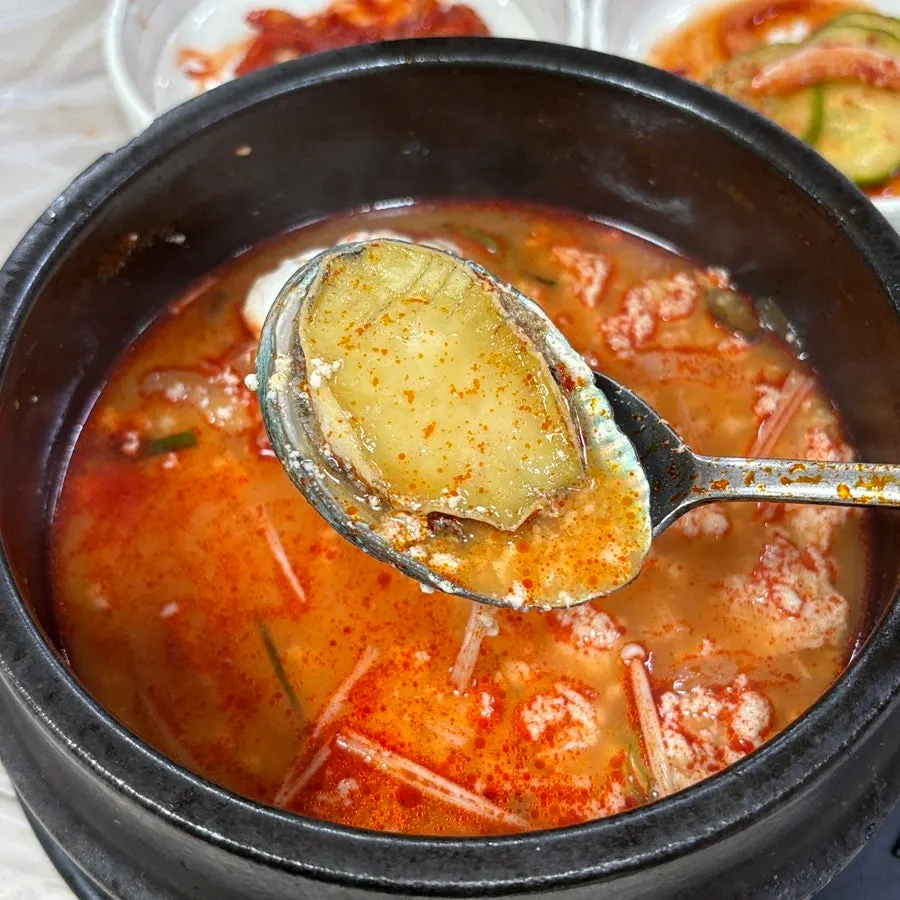 식감이 살아 있는 짬뽕해물순두부 전복