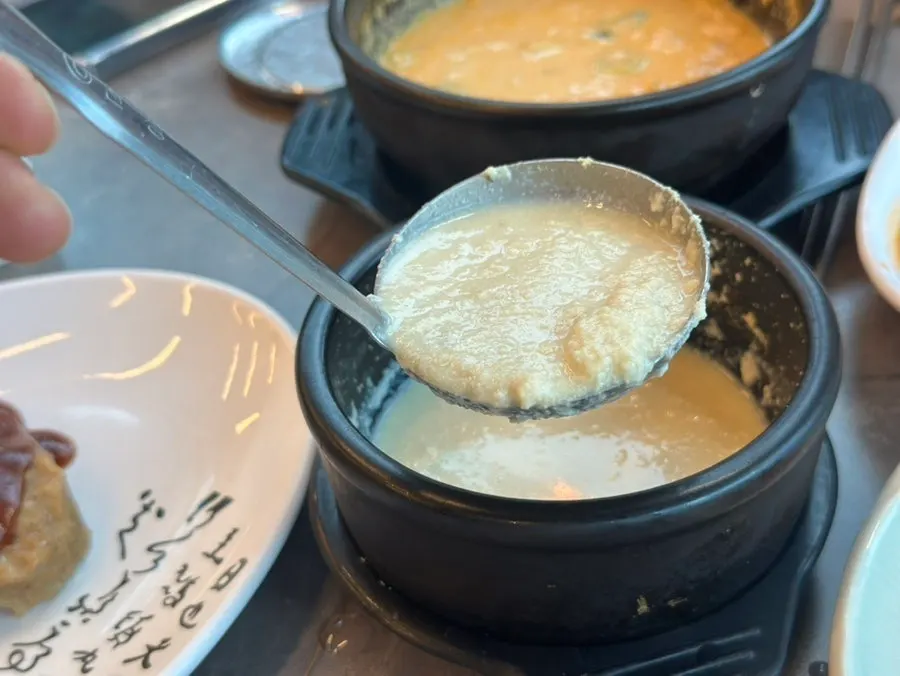 두부탕수육과 두부떡갈비가 놓인 상