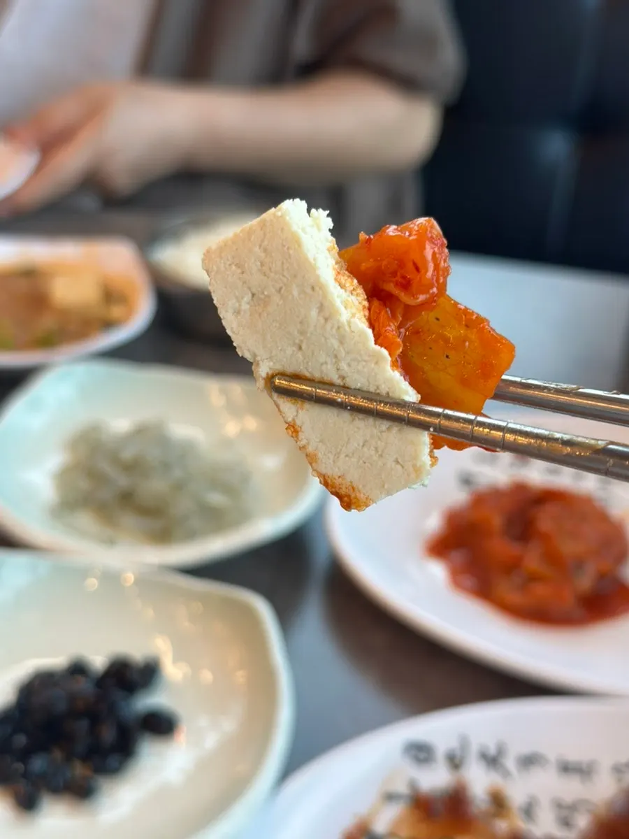 기본으로 나온 콩탕 한 그릇
