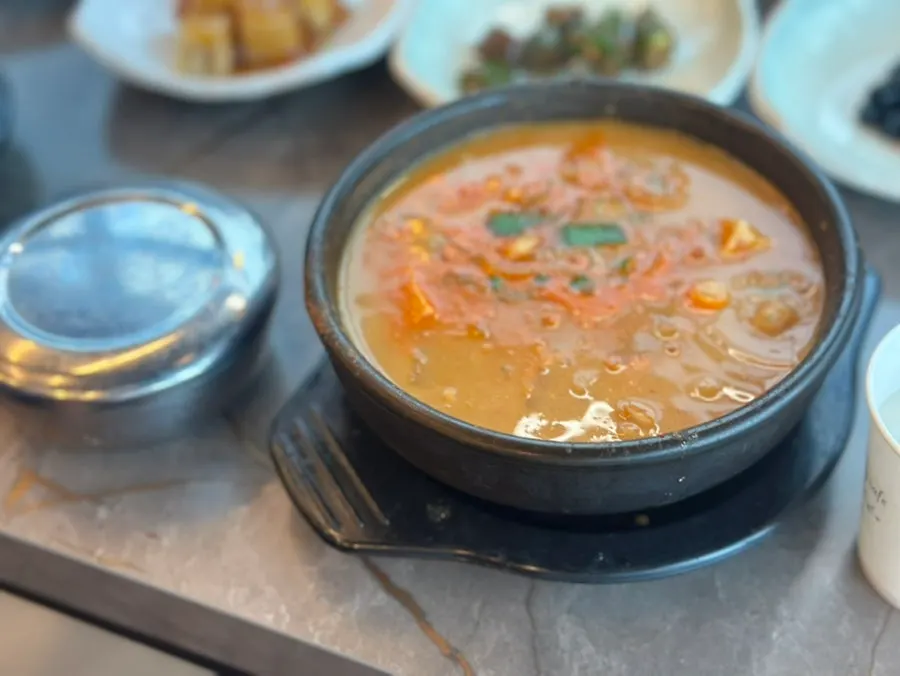 콩밭뜰 속초점 뚝배기 두 그릇 상차림