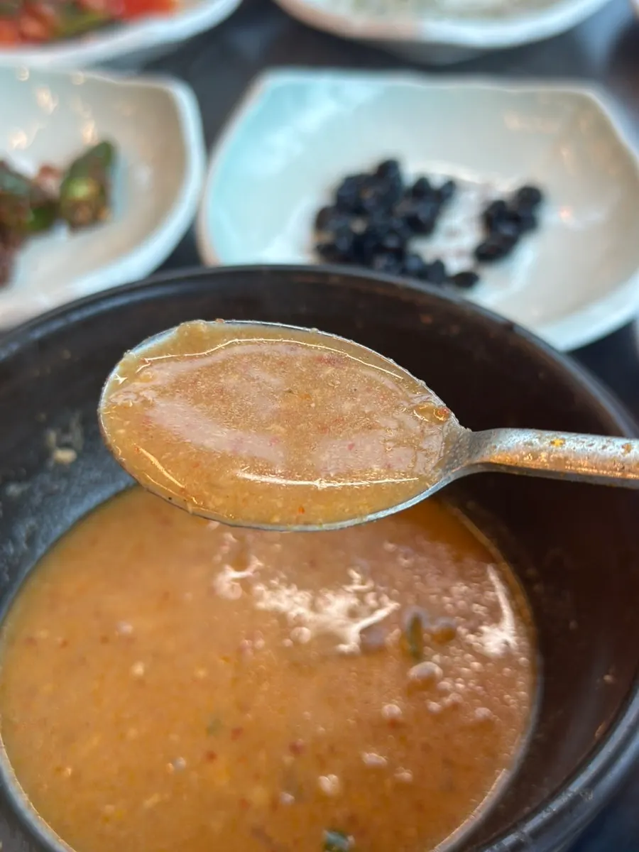 고기와 두부가 가득한 청국장 국물